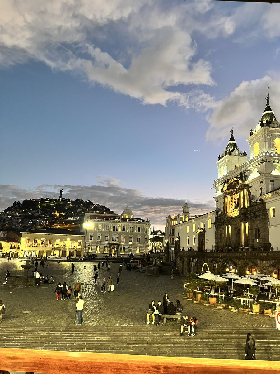 Ferci4's tweet photo. Qué bonito es lo bonito #Quito https://t.co/d0yrowUZxv