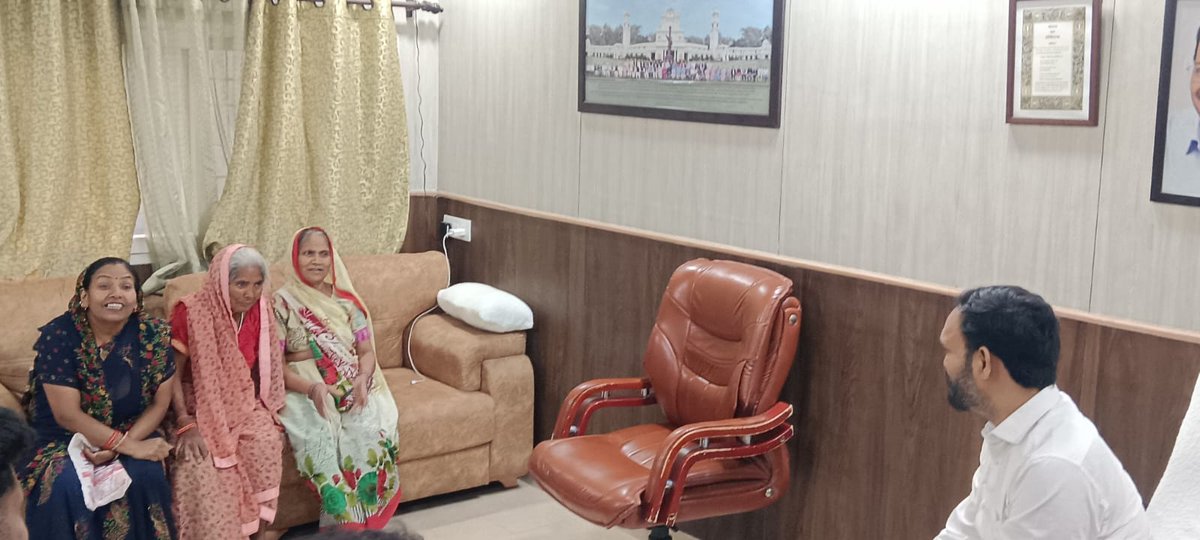 AjayDutt48's tweet image. आज अंबेडकर नगर विधानसभा क्षेत्र की विभिन्न जन-समस्याओं को लेकर स्थानीय निवासियों से मुलाकात की।
 सभी विषयों को गंभीरता से सुना और संबंधित अधिकारियों को त्वरित कार्रवाई के निर्देश दिए। जनसेवा ही हमारा संकल्प है। 
​#AmbedkarNagar #JanSamwad #PublicService #Delhi
@ArvindKejriwal