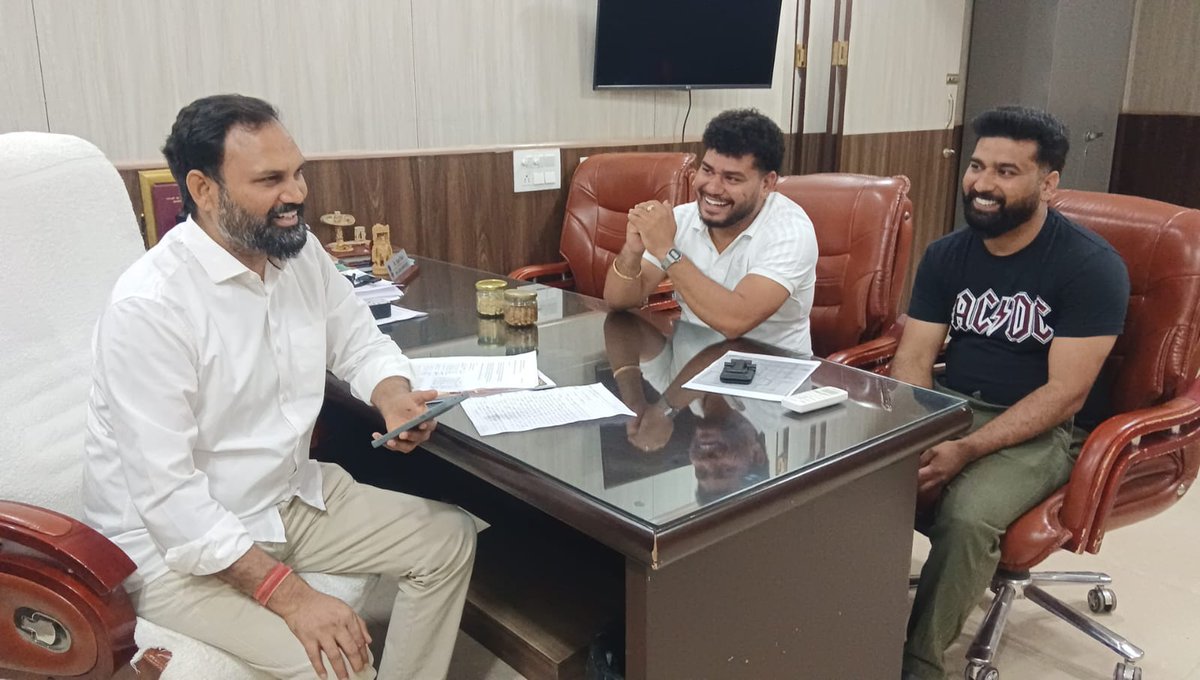 AjayDutt48's tweet image. आज अंबेडकर नगर विधानसभा क्षेत्र की विभिन्न जन-समस्याओं को लेकर स्थानीय निवासियों से मुलाकात की।
 सभी विषयों को गंभीरता से सुना और संबंधित अधिकारियों को त्वरित कार्रवाई के निर्देश दिए। जनसेवा ही हमारा संकल्प है। 
​#AmbedkarNagar #JanSamwad #PublicService #Delhi
@ArvindKejriwal