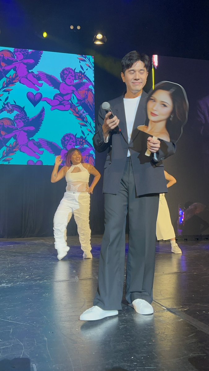 bneutralwitch's tweet image. My God, I don’t even know where to start. 

Maybe when Pau made their photo boards kiss? Hahahaha

No, but seriously, everything was perfect. I still need to collect my thoughts to write about my experience but they noticed me 🥹 🇧🇷

#LoveKimPauWorldTour 
#KimPau