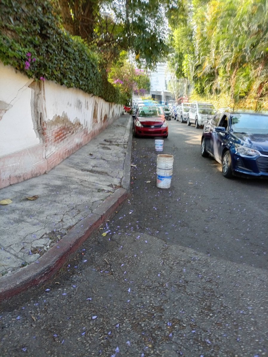 mickyguarner's tweet photo. @linea_caliente_  donde y como puedo denunciar  esta forma de adueñarse de la calle de esta posada restaurante (quinta las flores) en Tlaquepaque 1, Las Palmas, 62050 Cuernavaca, Mor. https://t.co/MYRDPUIHGm