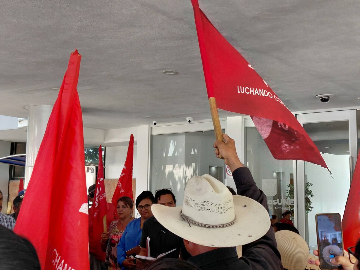 𝑹𝑬𝑽𝑶𝑳𝑼𝑪𝑰Ó𝑵
Nos dicen tantas cosas. Y los que las pronuncian olvidan,
que sus nietos amarán mañana jubilosamente la palabra estrellada 
de tu nombre: revolución.

✍🏼 Aniversario del asesinato de Otto René Castillo, poeta y guerrillero guatemalteco
facebook.com/share/p/14Zppz…
