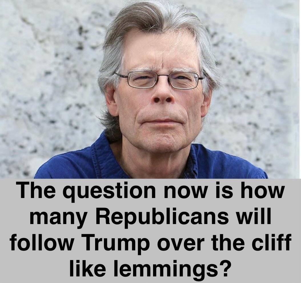 bluhue123's tweet photo. Raise your hand ✋ if you SUPPORT Stephen King https://t.co/1JlT32nWcU