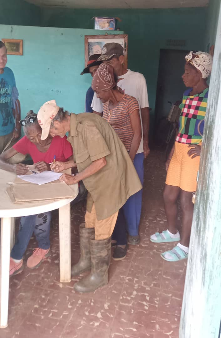 Continua la población de Betancourt respaldando bajo su firma la Paz y rechazo al bloqueo #MatancerosEnVictoria #MiFirmaPorLaPatria <a href="/DiazCanelB/">Miguel Díaz-Canel Bermúdez</a> <a href="/DrRobertoMOjeda/">Dr. Roberto Morales Ojeda</a> <a href="/mariofsabines/">Mario Sabines Lorenzo</a>