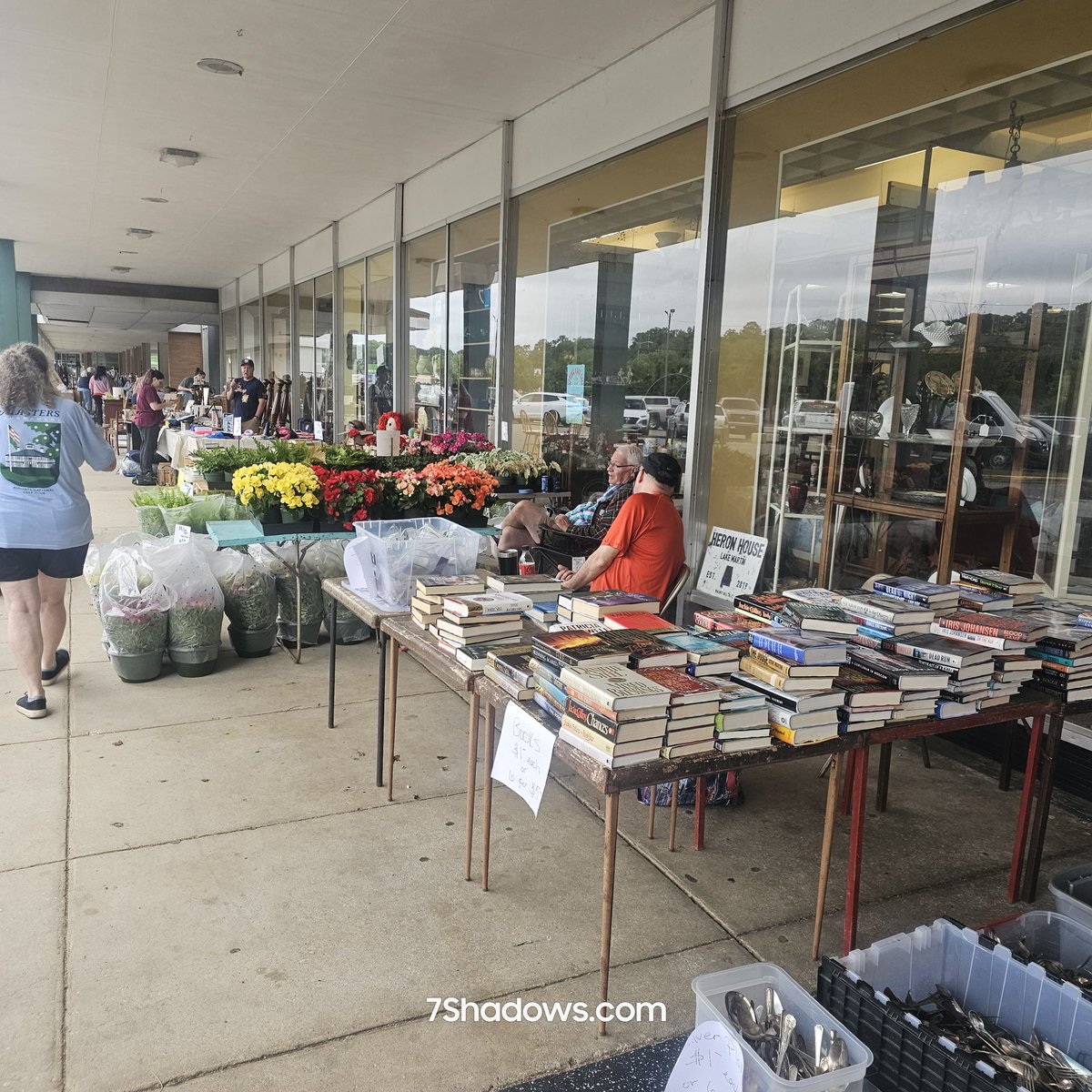 7ShadowsMarket's tweet photo. Nice turnout so far for the Eastbrook Flea Market &amp; Antique Mall yard sale!  Pop in insise Eastbrook too. So nany groovy things await you!

#7shadowsmarket #eastbrookfleamarket #montgomeryalabama #flleamarket #yardsale https://t.co/s4p6unzLqI