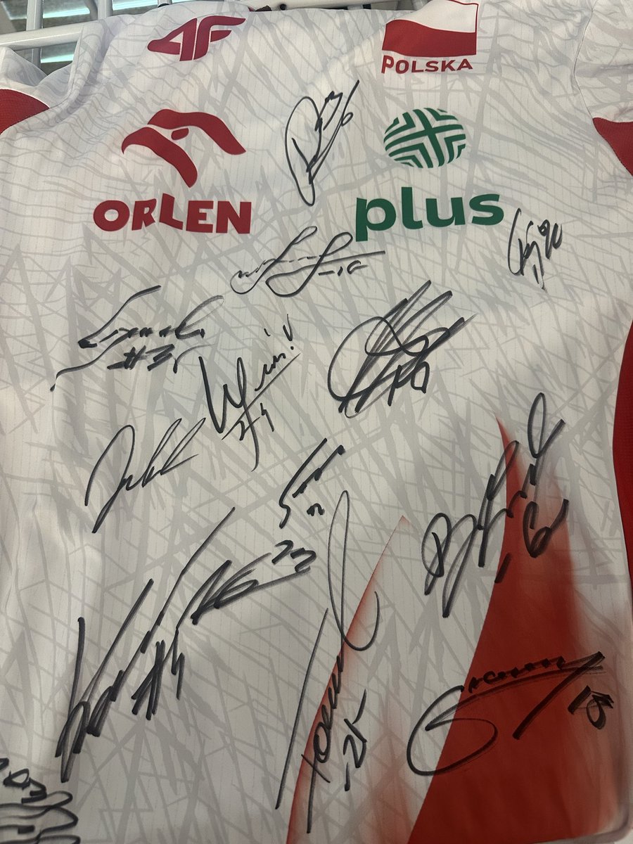 JakubMalke's tweet image. Niestety się nie uda bo u Łatwo tak dużo się dzieje, że nie da się tego ogarnąć - ale super że wszyscy mieli chęci - wpłacajcie wpłacajcie - odemnie koszulka kadry z autografami leci na aukcję które mają ruszyć po streamie #latwogang #jr #dissnaraka @Bedoes2115_