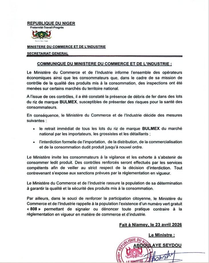 NigerAr's tweet photo. COMMUNIQUE DU MINISTÈRE DU COMMERCE ET DE L'INDUSTRIE DU NIGER RELATIF A L'INTERDICTION DE L'IMPORTATION, LA DISTRIBUTION, LA COMMERCIALISATION ET LA CONSOMMATION DU RIZ BULMEX AU NIGER

Le Ministère du Commerce et de l'Industrie informe l'ensemble des opérateurs économiques ainsi que les consommateurs que, dans le cadre de sa mission de contrôle de la qualité des produits mis à la consommation, des inspections ont été menées sur certains marchés du territoire national.

A l'issue de ces contrôles, il a été constaté la présence de débris de fer dans des lots du riz de marque BULMEX, susceptibles de présenter des risques pour la santé des consommateurs.

En conséquence, le Ministère du Commerce et de l'Industrie décide des mesures suivantes :

le retrait immédiat de tous les lots du riz de marque BULMEX du marché national par les importateurs, les grossistes et les détaillants ;

l'interdiction formelle de l'importation, de la distribution, de la commercialisation et de la consommation dudit produit jusqu'à nouvel ordre.
Le Ministère invite les consommateurs à la vigilance et les exhorte à s'abstenir de consommer ledit produit. Des contrôles renforcés seront effectués par les services compétents afin de veiller au strict respect de la décision d'interdiction. Tout contrevenant s'expose aux sanctions prévues par la réglementation en vigueur.

Le Ministère du Commerce et de l'Industrie rassure la population de sa détermination à garantir la qualité et la sécurité des produits mis à la consommation.

Par ailleurs, dans le souci de renforcer la participation citoyenne, le Ministère du Commerce et de l'Industrie rappelle à la population l'existence d'un numéro vert gratuit « 808 » permettant de signaler ou dénoncer toute pratique contraire à la réglementation en vigueur en matière de commerce et d'industrie.