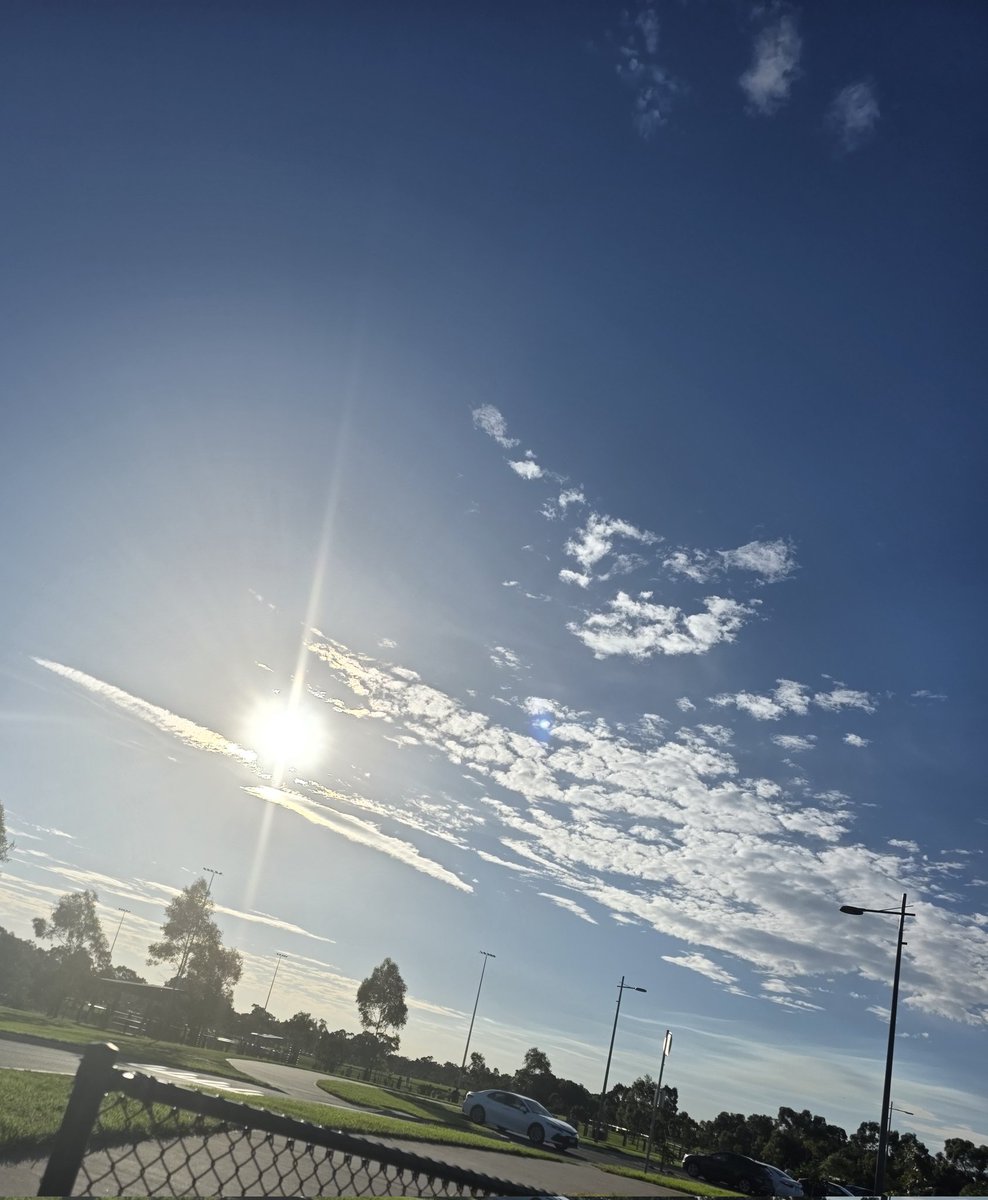 HellenNassiwa's tweet image. Melbourne autumn can’t decide, but I’m enjoying the sun anyway.
#Melbourneweather #autumn