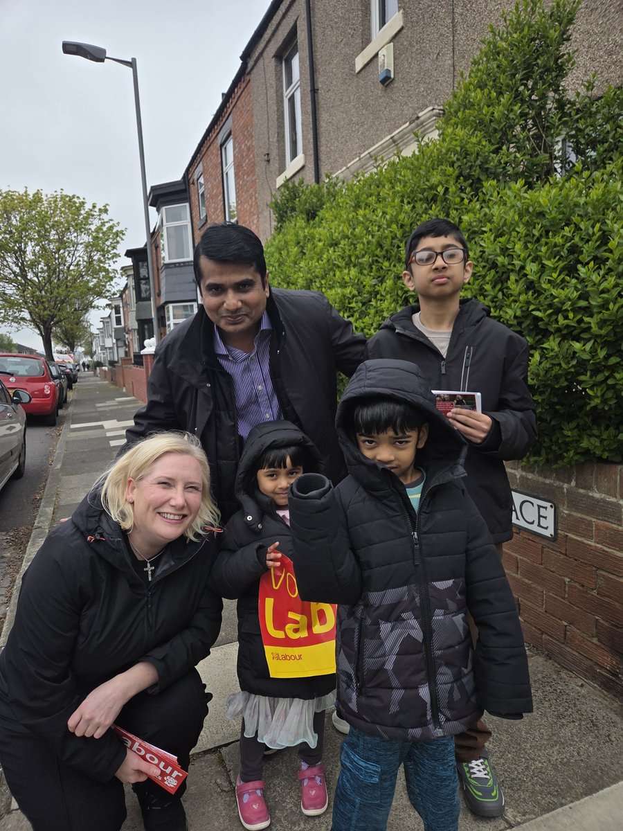 EmmaLewell's tweet image. Lovely team out on the #LabourDoorstep in Beacon &amp;amp; Bents today supporting our council candidates Jabed, Fay and Georgia. #VoteLabour 🗳🌹