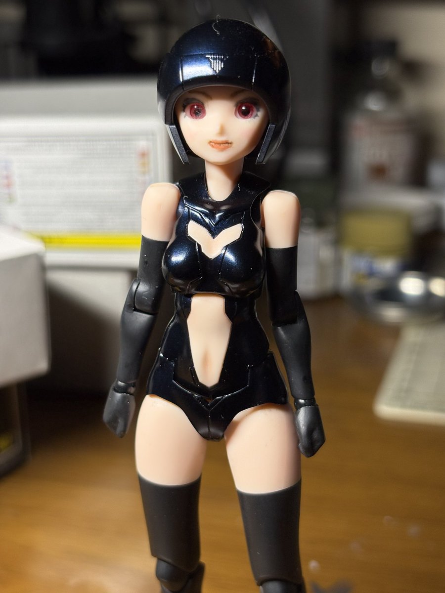 LingTree1's tweet photo. ヤル気が起きないので…メガミのシャーシキット。目の穴だけ開いてるフェイスの口元を彫ってみる。ちょっとリアル系のバランスで大きめに、特に下唇。アゴも丸く。キットから複製加工したドールアイを埋めてみる。なんか幼くなった感じ。 https://t.co/s4wzu88xHE