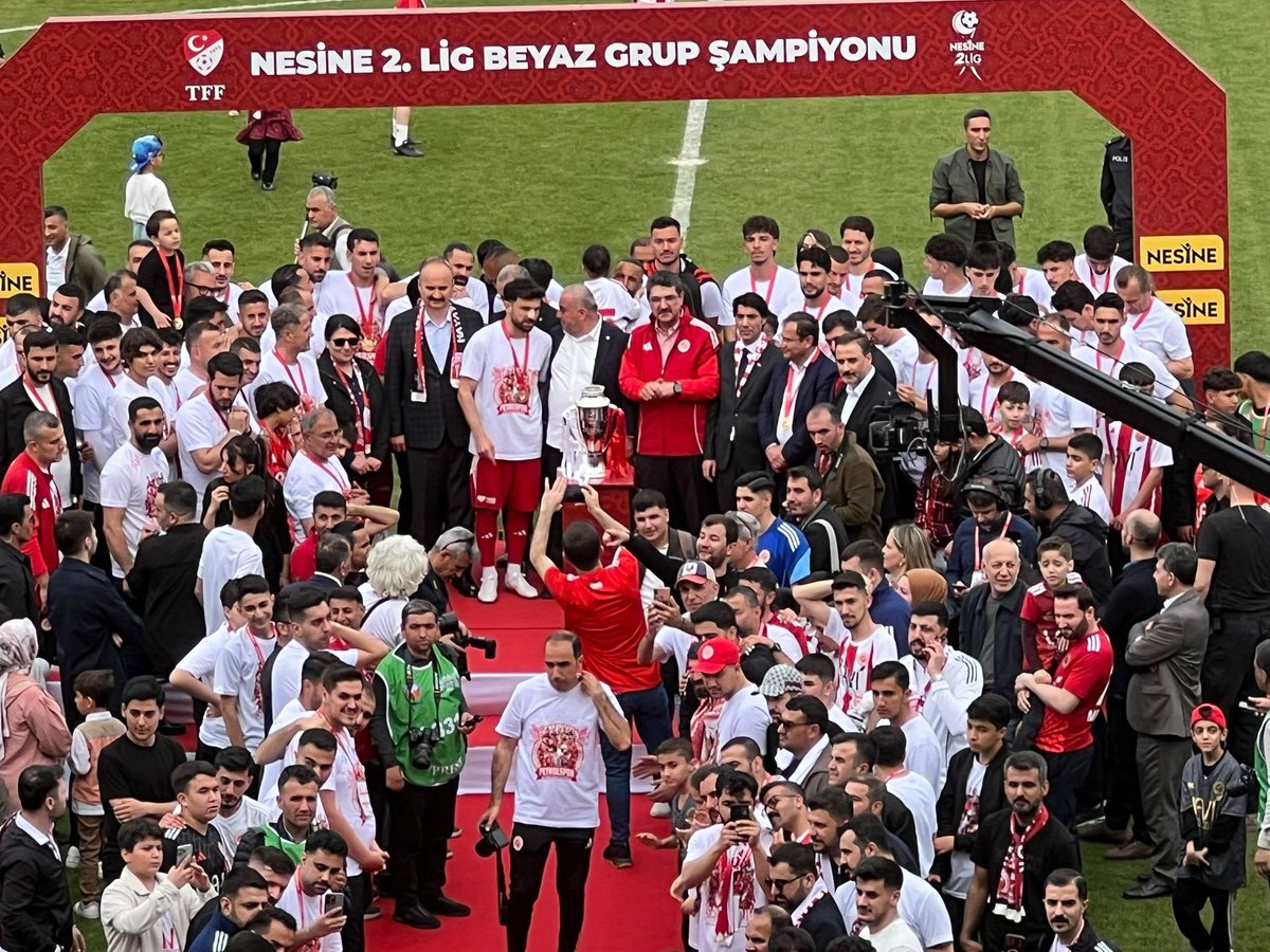 emin_ekmen's tweet photo. Batman Petrolspor’un (@batmanpetrolfk) Kepezspor (@kepezsofficial) karşısında elde ettiği bu anlamlı galibiyet ve gelen şampiyonluk, kentin ortak emeğinin bir sonucudur.

Bu büyük başarıda emeği geçen Fernas Grubu’na, Başkan Sayın Hakan Toy’a (@hakantoy) ve takımı asla yalnız bırakmayan Batman halkına teşekkür ediyorum. 

Coşkuluyuz, şampiyonluğumuz Batman’a hayırlı olsun.