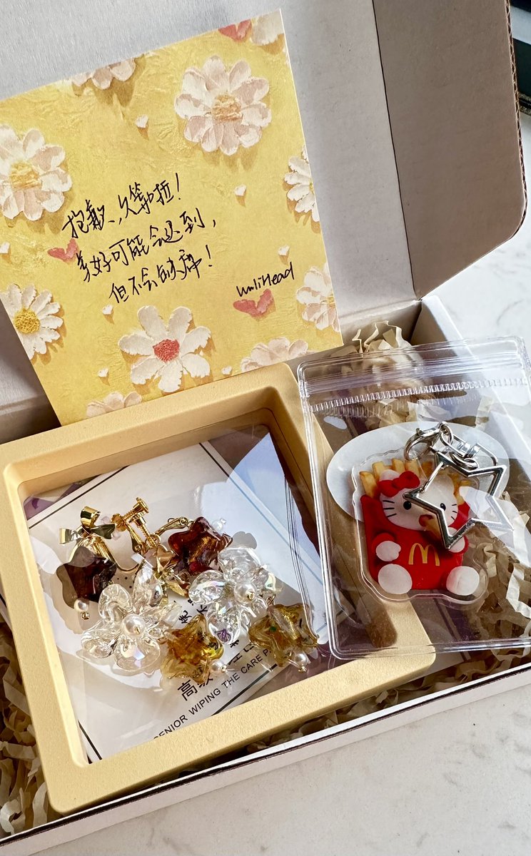 user2625kdpqj's tweet image. i spent 10 minutes fiddling with these #pretty #screwback #earrings before I finally got them on 
#stunning