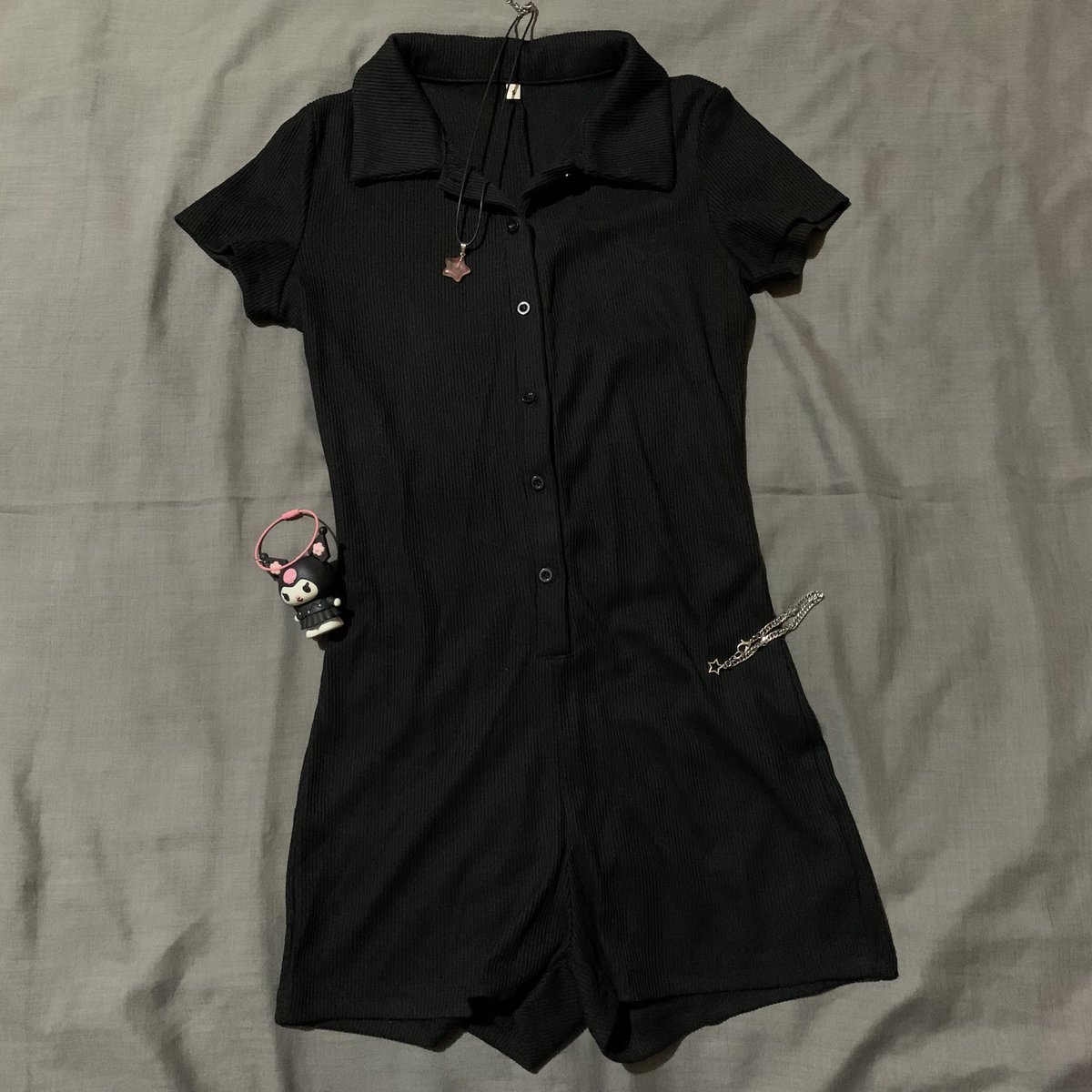 ojikyu's tweet photo. wts overall hitam (try on ada di foto kedua) bahan knit adem dan stretchy yaaa guys no minus masih bagus bgt aku pake cuma buat konseran, details &amp; size bisa dm aku ajaaa!

💵: 70K only (aku beli di harga 100 lebih) https://t.co/QgA833oCbf