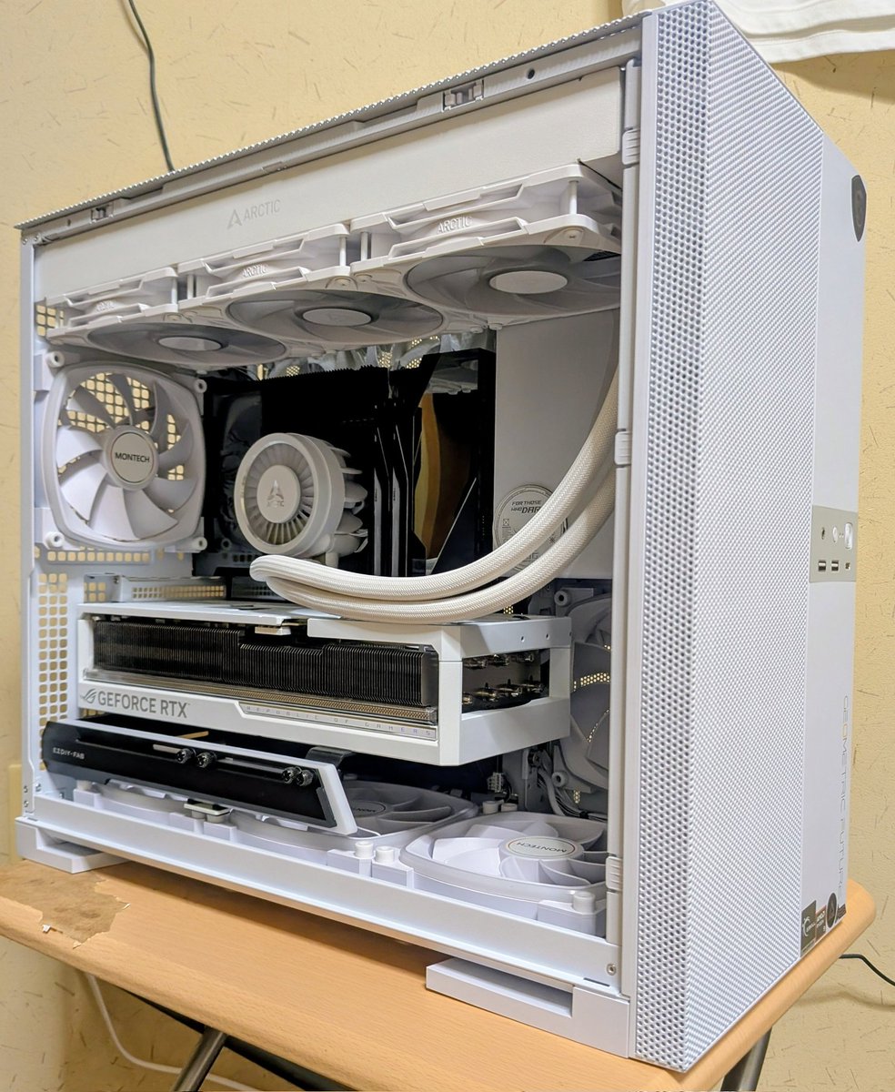 pinkcasiss's tweet image. CPU取り付けて見た目は完全体😤
ただし電源がまだ無いので、現状ただの箱です☺️
#自作PC