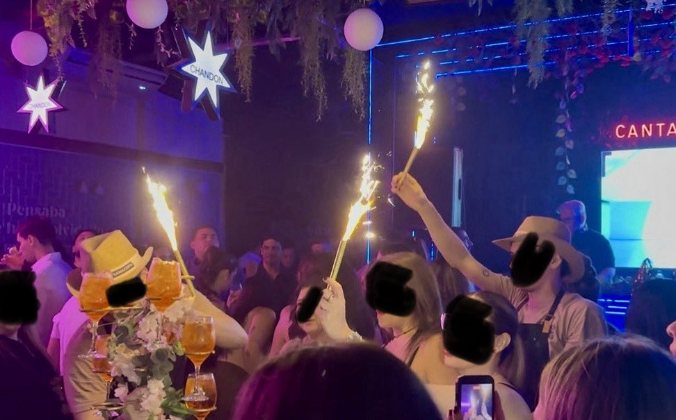 🚨 Local nocturno en Asunción, Paraguay 
🌸 Techo cubierto de flores de plástico inflamables
✨ Bengalas encendidas cada 5 minutos en el interior, gente sacudiéndolas cerca del techo 
👥 Local repleto de gente
Así murieron 41 personas en Suiza hace 4 meses. 🔥
Estrecha puerta de