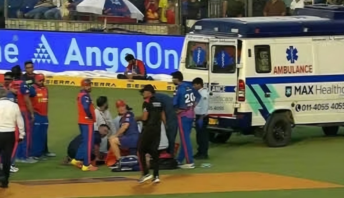 CricUniverse7's tweet image. A #scary visual today #Kotala Ground #Delhi.

When #Lungi_Ngidi  try to catch and suffer a nasty  head injury, in the 3rd Overs of the #PBKS innings 
Then #Ambulance come in the ground.

We all pray his speedy recovery 🙏 
#DCvPBKS #RRvSRH #IPL2026