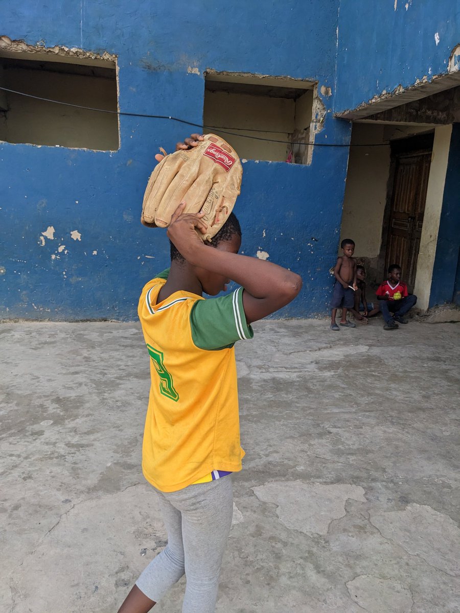 GhanaShock's tweet image. Take notice of these talented girls. Their dedication to softball is unwavering. Despite being new to the team and practicing diligently, they are demonstrating considerable improvement. Let's rally behind these young softball enthusiasts in Ghana.
#GhanaSoftball 
#growthegame