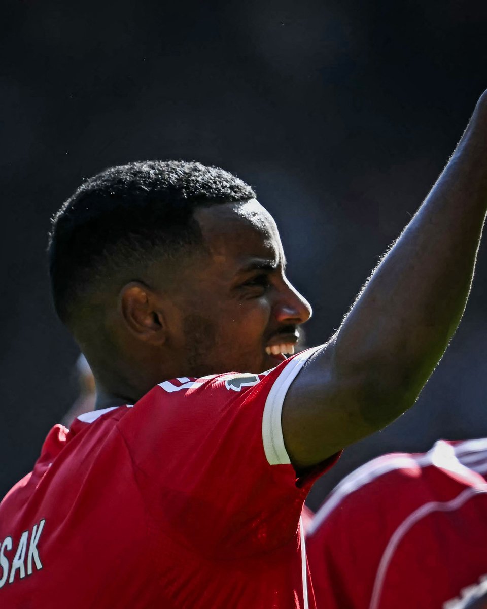 Alexander Isak scores his first goal since coming back from injury 😤