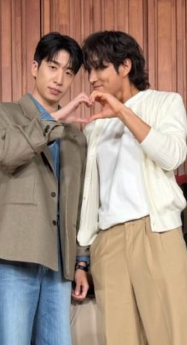 #whc college au
That one time Hyoman is bragging about how he and Baekjin finally made up and now they are basically fucking besties 
No one believes him until he pulls out this photo ( taken during random party-Baekjin was drunk as fuck and thought he was standing next to Baku)