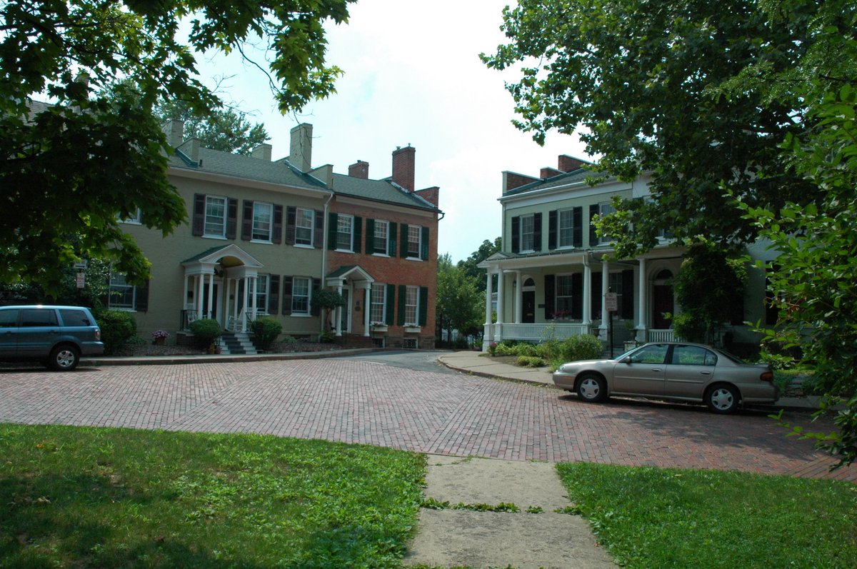 MichaelTinkler1's tweet image. Geneva, NY has a nice stretch of #RowHouses around a small park. #UpstateNY
