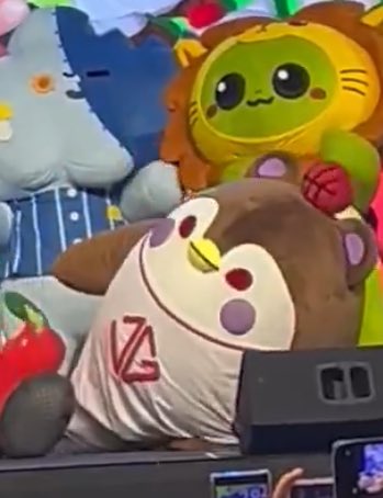Ayu loves Tua's legs🦌 tweet media