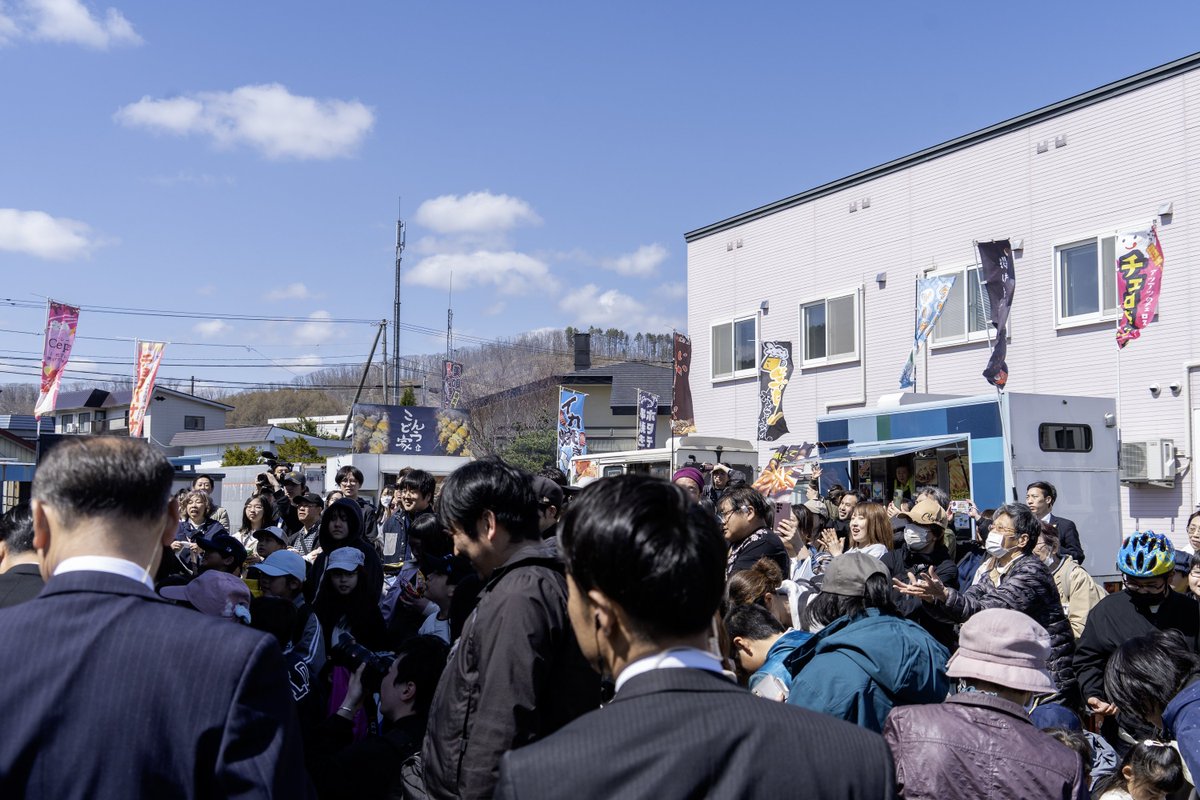 26.4.25
記念式典の後は、暖かい手作りの「町民の集い」
恐竜ショップぽれぽーれ様主催、多くの人が集まりました。

カムイサウルス発見者の堀田さんや小林教授によるトークショー、くす玉割、お菓子まきなどが行われました。

#恐竜ショップぽれぽーれ
#小林快次
#穂別恐竜博物館
#むかわ町穂別