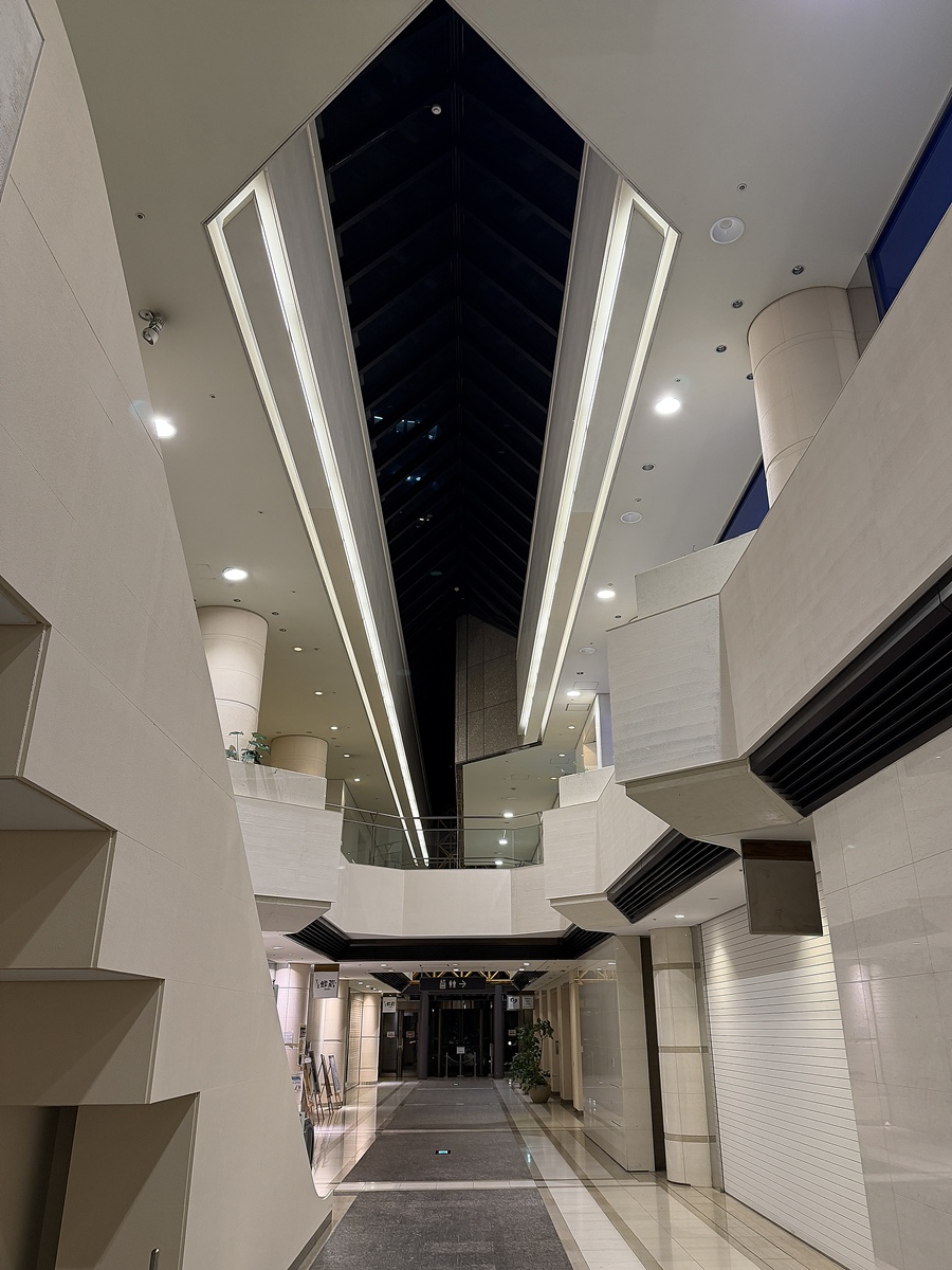 funtaryuji's tweet image. 週末の夜、静まり返った城山ガーデン。スペースコロニーっぽさがある
#リミナルスペース #liminalspace #backrooms