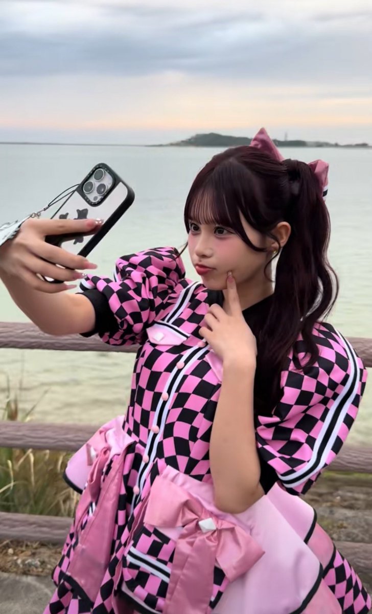沖縄の海にピンクが映えて最高です🥹💖びびのかわいい話をお友だちと