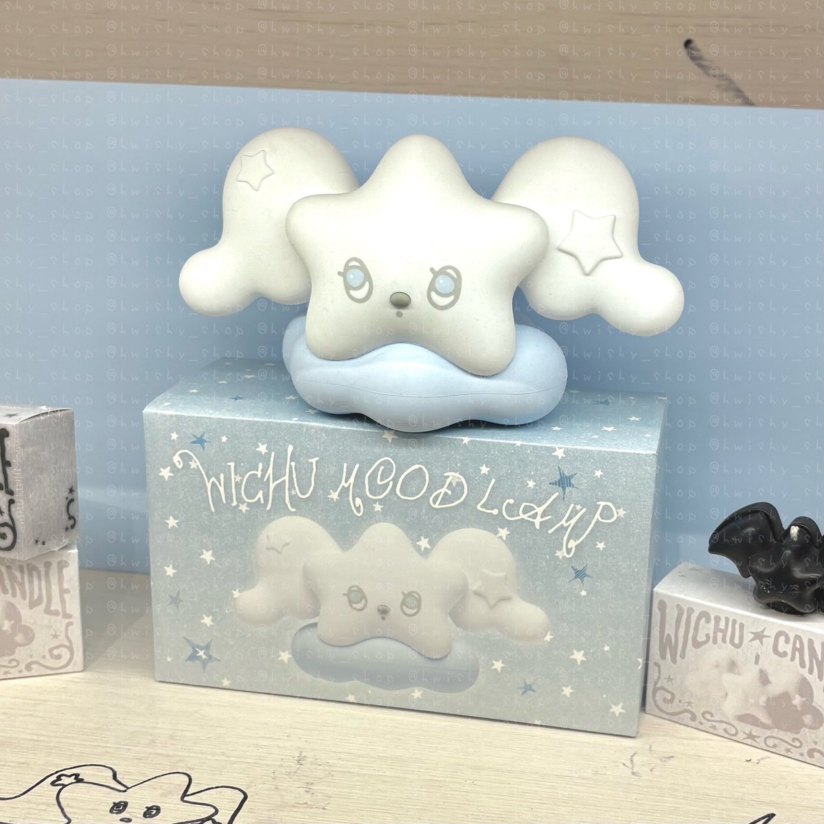 ⭐️ ตัวอย่างรายการที่ขายรอบพรีนะคะ * ไม่มีขายใน pop-up ตอนนี้ค่ะ / ทาง pop-up เอาของมาลงเป็นพรีวิวให้ดูเท่านั้น *

- ชุดนอน pajama (เสื้อ + กางเกงขายาว + การ์ด)
- wish doll clicker keyring
- wichu mood lamp โคมไฟ

🩵 รอบพรีปกติจะขายหลังจากจบ pop-up รอติดตามรายละเอียดอีกทีนะคะ