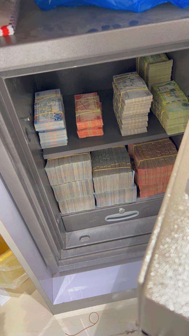 كن صريحا ❓🤔

350 الف ريال 
هل يمكن للمبلغ .. أن يحل كل مشاكلك 💵💰😍😍

أ. نعم // ب. لا