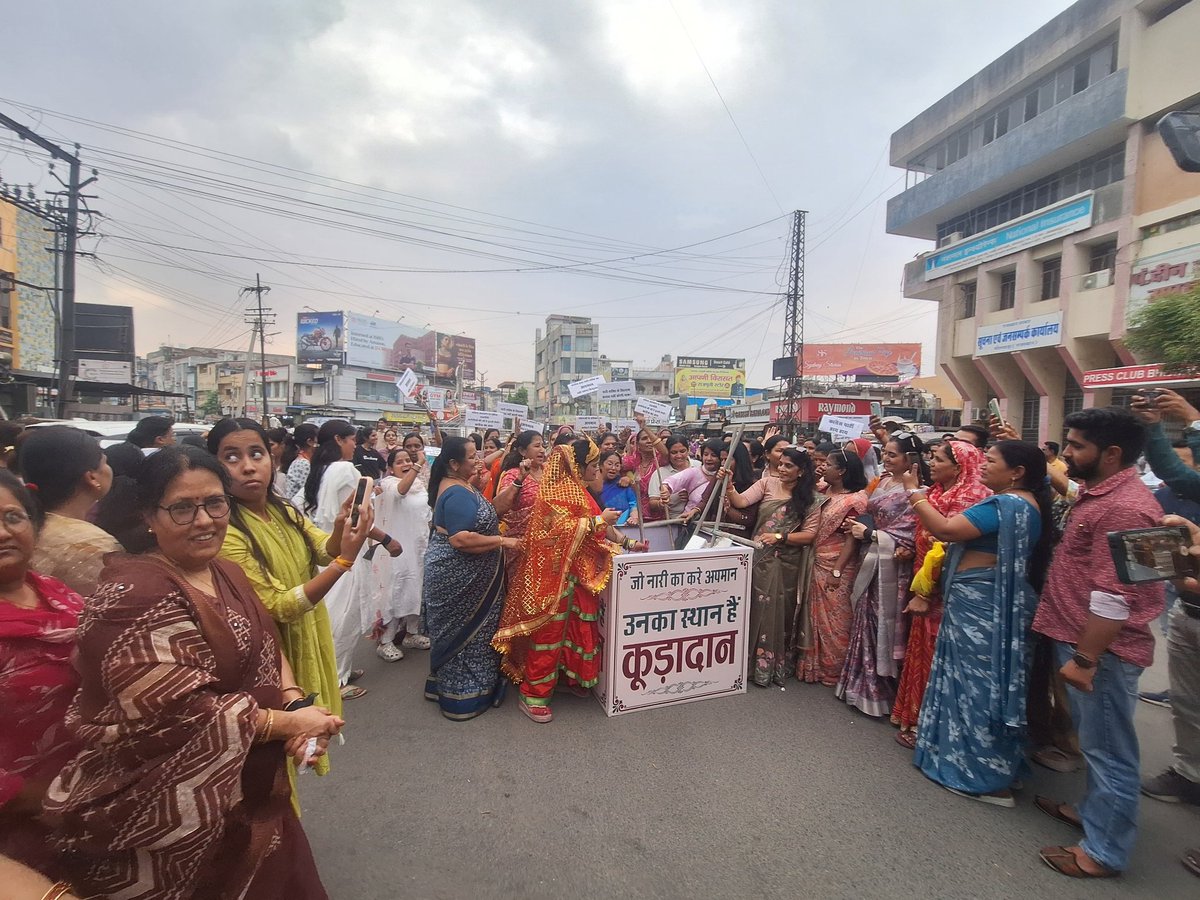 महिला आरक्षण के विरोध में विपक्षी दलों द्वारा नारी शक्ति वंदन अधिनियम का विरोध किए जाने के खिलाफ भीलवाड़ा में ‘महिला जन आक्रोश पदयात्रा’ का आयोजन किया गया। इस दौरान प्रतीकात्मक रूप से शवयात्रा भी निकाली गई, जिसमें बड़ी संख्या में माताओं एवं बहनों ने भाग लेकर अपना 1/3
