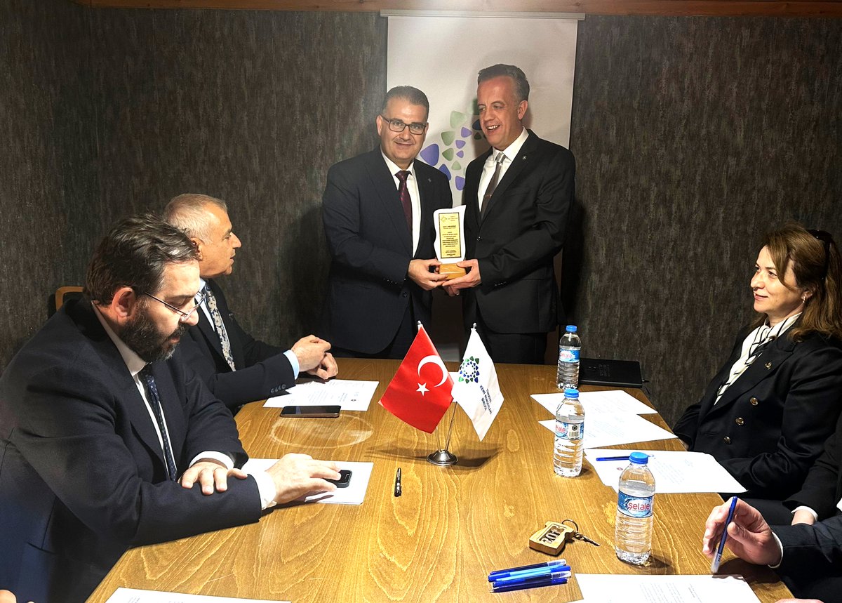 trkkb's tweet photo. Türkiye Kent Konseyleri Birliği Yönetim Kurulu Toplantısı, Ahmet Kapanoğlu başkanlığında Gölcük Kent Konseyi’mizin ev sahipliğinde gerçekleşti.

Toplantıda katılımcı yönetişim odaklı projelerin hayata geçirilmesine yönelik stratejiler kapsamlı bir şekilde ele alındı. https://t.co/nQBxv0wD2v