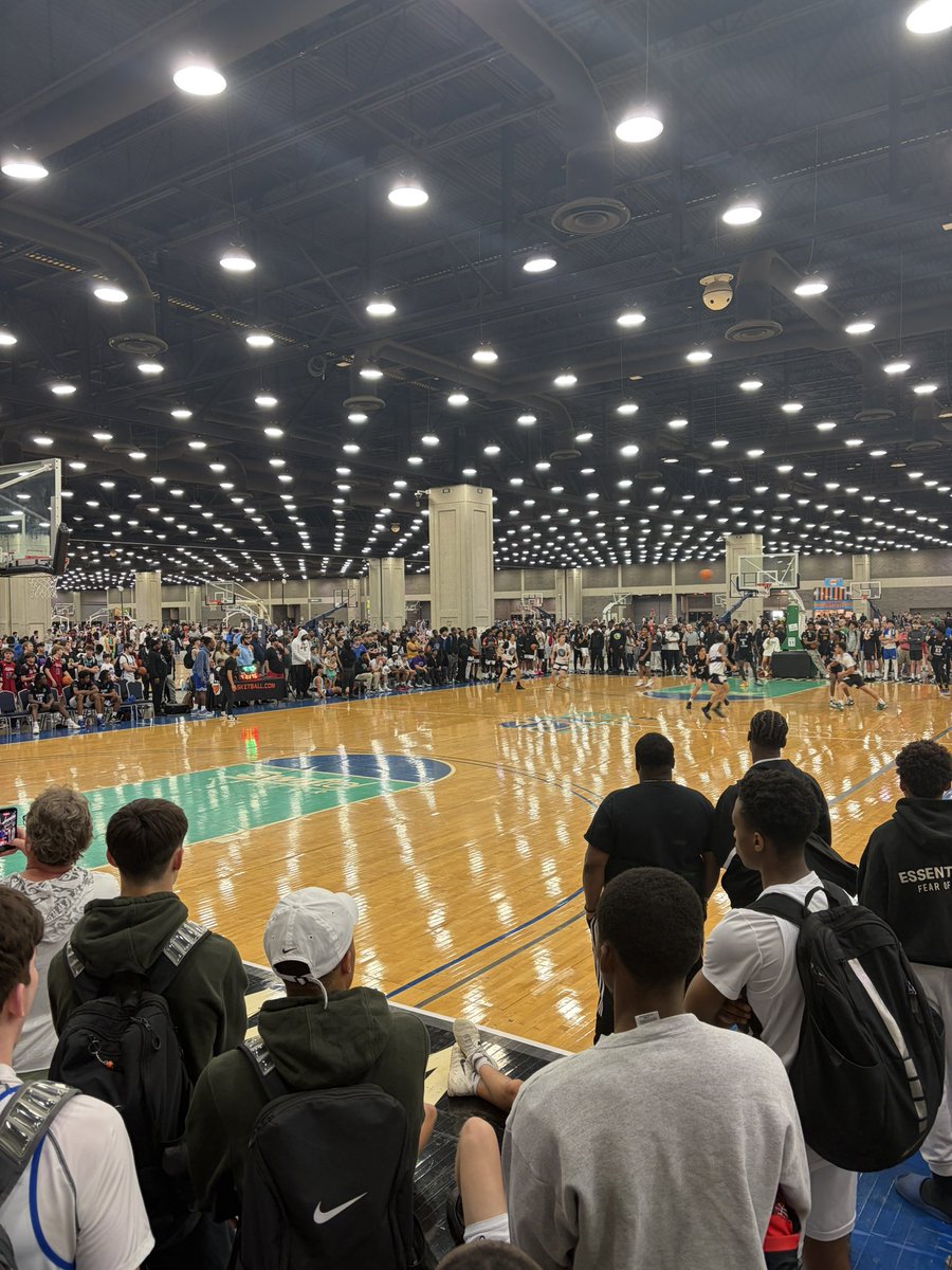hoopseen's tweet photo. Standing room only here at #GrassrootsShowcase matchup between Rondo Academy and Dixon Stars 🍿 https://t.co/KwMz1eUMRJ