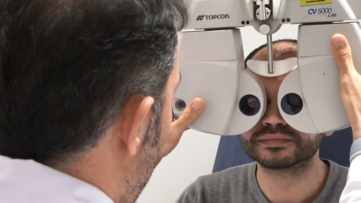 cevirme_tr's tweet photo. Uzmandan kritik uyarı: Miyop salgını kapıda!. Göz Hastalıkları Uzmanı Dr. Gökhan Özgür, artan ekran kullanımının göz sağlığını tehdit ettiğini belirterek 2050’de dünya nüfusunun yarısının miyop olabileceğini söyledi. https://t.co/QHRbJTQCS1