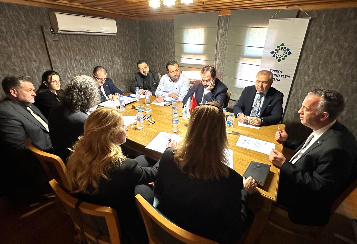 trkkb's tweet photo. Türkiye Kent Konseyleri Birliği Yönetim Kurulu Toplantısı, Ahmet Kapanoğlu başkanlığında Gölcük Kent Konseyi’mizin ev sahipliğinde gerçekleşti.

Toplantıda katılımcı yönetişim odaklı projelerin hayata geçirilmesine yönelik stratejiler kapsamlı bir şekilde ele alındı. https://t.co/nQBxv0wD2v