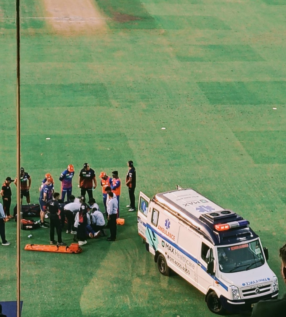 WaliaNewsNet's tweet image. #BreakingNews #DelhiPolice #GoodWork #CPDelhi #DCPTraffic 

दिल्ली ट्रैफिक पुलिस की तेजी से खिलाड़ी की जान बची

आईपीएल 2026 में दिल्ली और पंजाब के बीच खेले गए मैच के दौरान खिलाड़ी Lungi Ngidi को मैदान पर सिर में गंभीर चोट लग गई। इसके बाद दिल्ली ट्रैफिक पुलिस ने तुरंत कार्रवाई