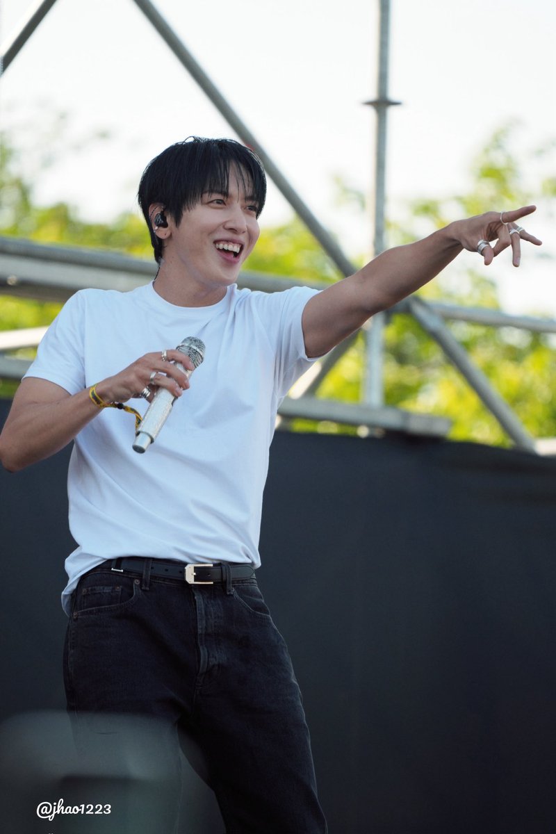 jhao1223's tweet photo. 260425
Awesome Music Festival
@JYHeffect 
#JUNGYONGHWA
 #CNBLUE 
#씨엔블루  
#정용화 https://t.co/6P0aEN5J7z