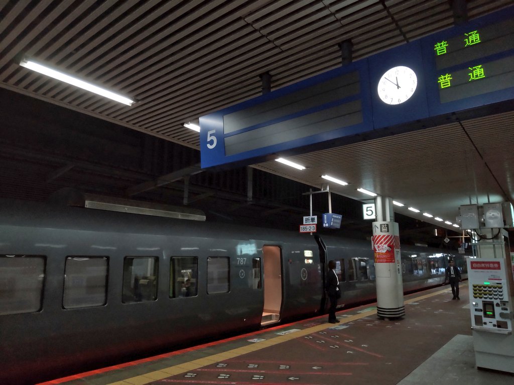 列̶車̶ホ̶テ̶ル̶
博多駅特急型車両夜間滞在イベント

参加しませんが見てきました。
2月のリバイバルドリームつばめと同じホーム、同じ編成(787系BM-13編成)。
要はドリームつばめの下位互換なのですが、試みとしては面白いです。
車内はかなり余裕がありましたが、鉄道ファンだけではないようです