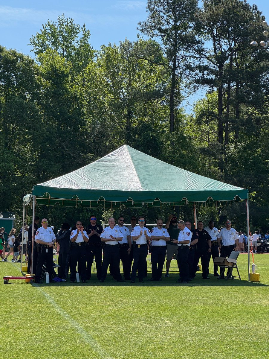 TheDurhamPolice's tweet image. Proud to support the Special Olympics at Durham Academy! Deputy Chief Walter Tate shared words of encouragement, and our Motor Unit helped escort the torch during the opening ceremony. Always an honor to be part of this inspiring event.

#DurhamPolice #SpecialOlympics