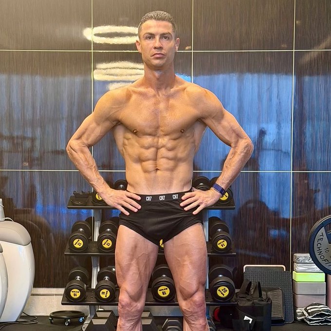 🚨🐐 El ex chef privado de CRT ha revelado la DIETA de Cristiano Ronaldo en una entrevista reciente.

1. En su dieta no se permite nada de leche ni azúcar, absolutamente cero azúcar.