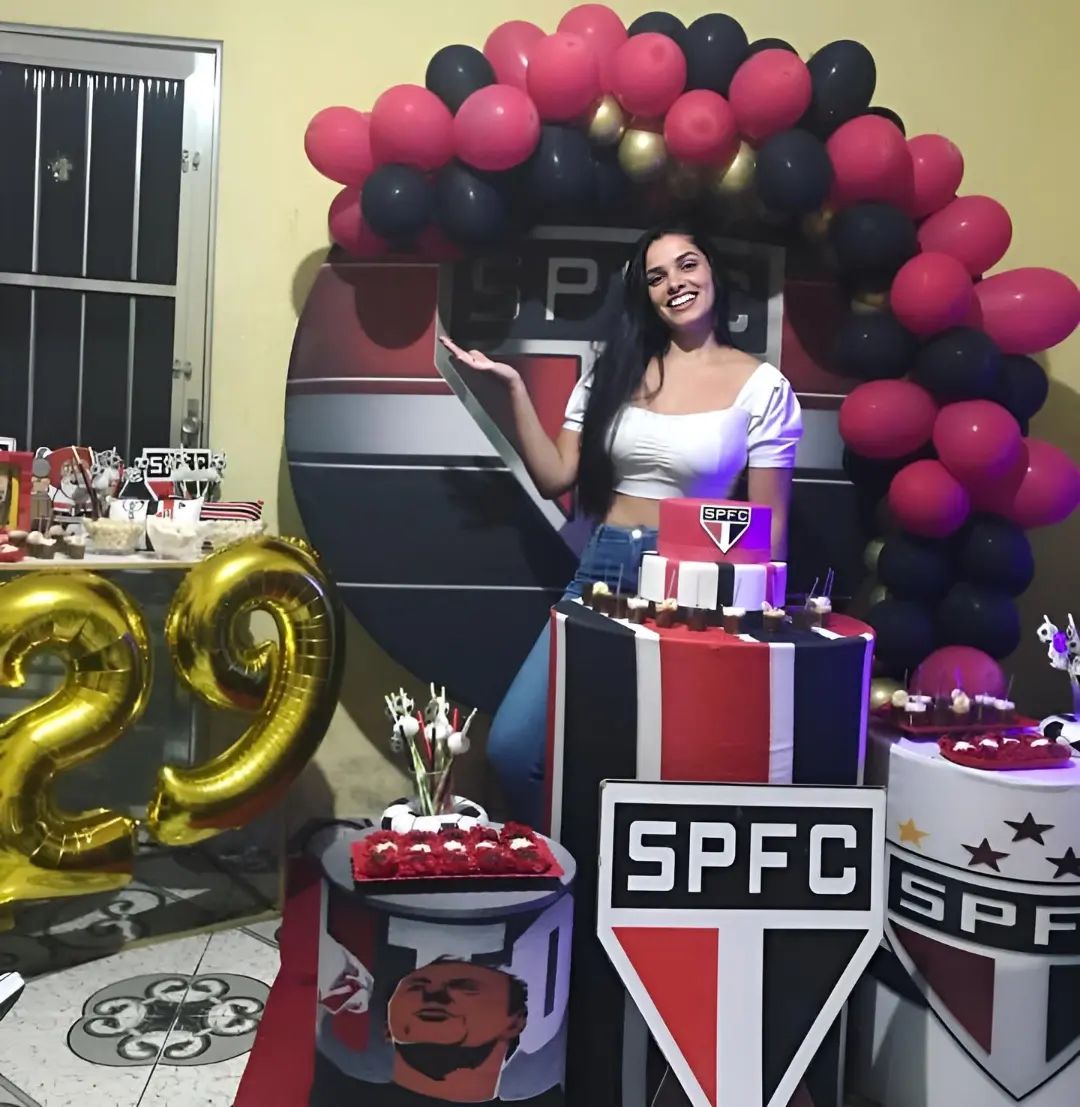 torcedoras_spfc's tweet image. 🚨 Gostou da foto? SIGA @torcedoras_spfc 📸🤩

Fotos diárias das Torcedoras mais lindas além de muita informação do SPFC ❤🤍🖤
➖➖➖➖➖➖➖➖➖➖➖➖➖➖
Instagram da Tricolinda:
@maryanaalves_
➖➖➖➖➖➖➖➖➖➖➖➖➖➖
#spfc 
#saopaulofc 
#saopaulo 
#tricolorpaulista
