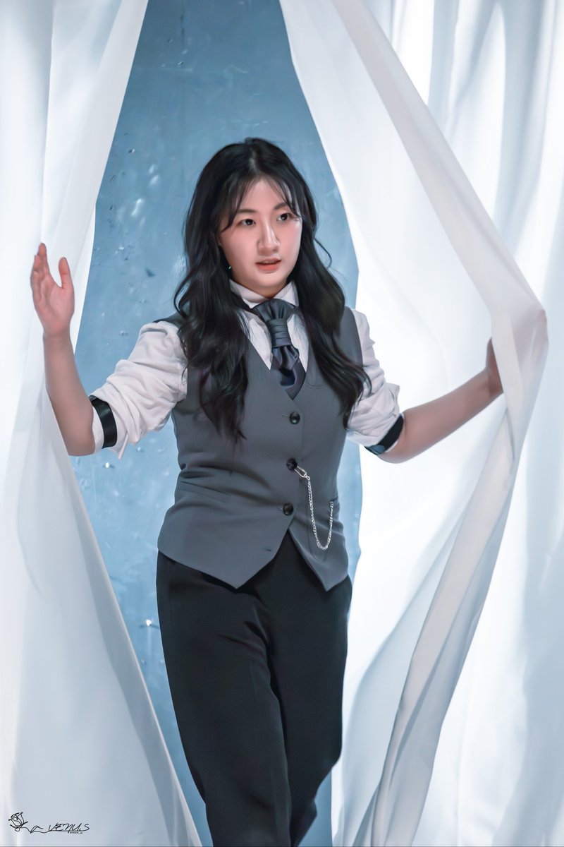 VENUS__pic's tweet photo. 260425 1PM 카라마조프 이반편

이반 #김여림 배우님

그건 모든 것.
내가 사랑하는 사람의 모습으로도, 내가 혐오하는 사람의 모습으로도 나타날 수 있고.

어디에나 있어. 어디에도 있고. https://t.co/egbBj1jSdY