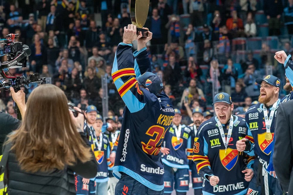 För ett år sen gjorde vi det tillsammans! Efter tre säsonger i Hockeyallsvenskan var Djurgår’n tillbaka i hockeyns finrum. Vi gjorde det genom att städa av Solna aik i finalen! 🥳

Glöm inte att förlänga ditt säsongskort så ses vi igen på Hovet i höst!