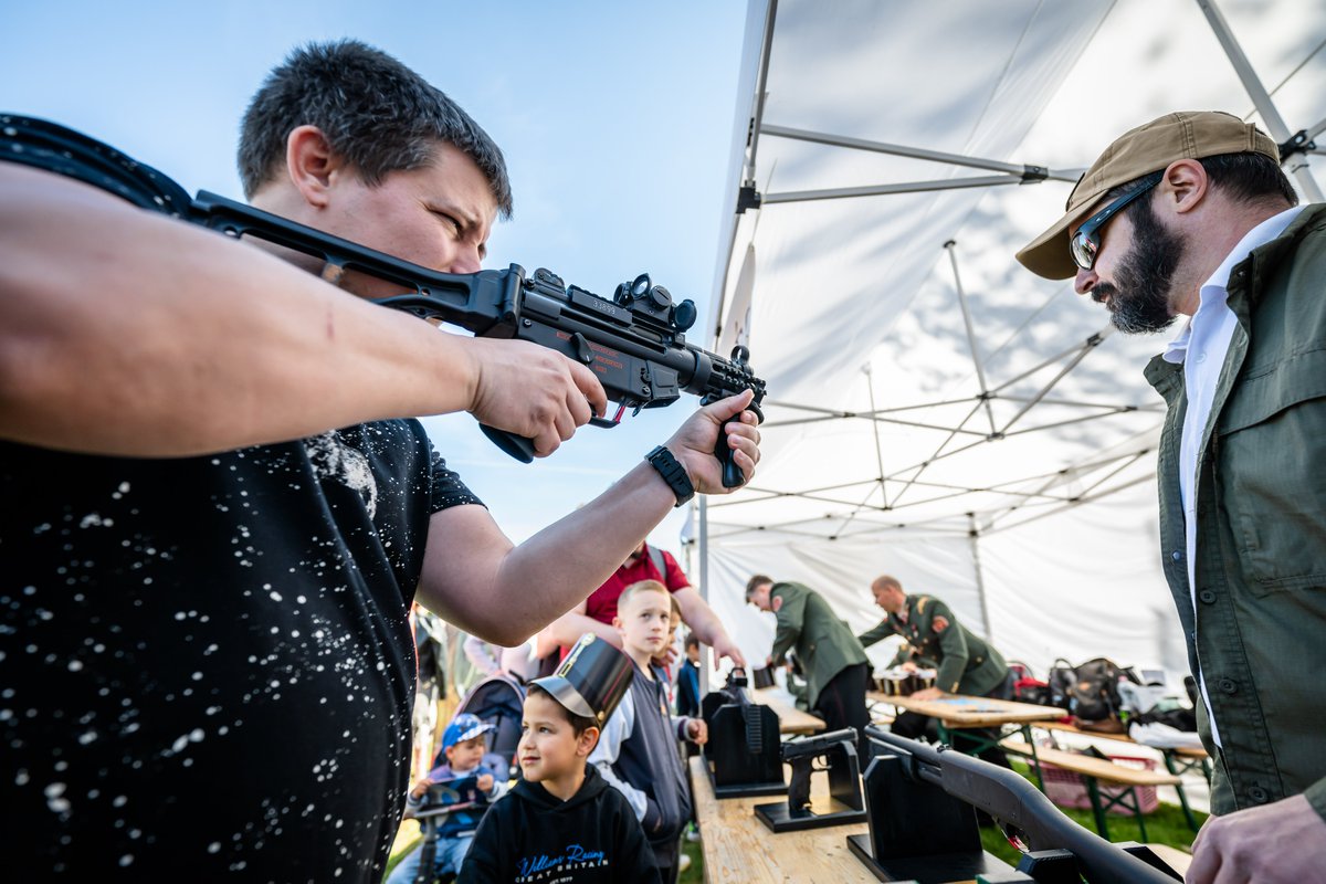 indexhu's tweet image. Habparti és robotkutya, Szent György ünnepén múlt, jelen és jövő mutatta meg magát a Városligetben

index.hu/galeria/index/…

Fotó: Papajcsik Péter / Index

#Hungary #city #robot #fireman #indexhu