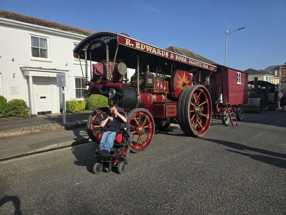 CornwallPFC's tweet image. 🚂🔊 Sound on!

🎥 ‘Pride of Barum’ 1913 Ruston steam roller TA 2894 in full motion @trevithick_day.

📸 Roger with Burrell Showman’s Road Locomotive MO 2916 powering fairs, rides &amp;amp; lights.

Cornwall steam heritage in action. ❤️

#TrevithickDay #Cornwall #SteamEngine #Camborne