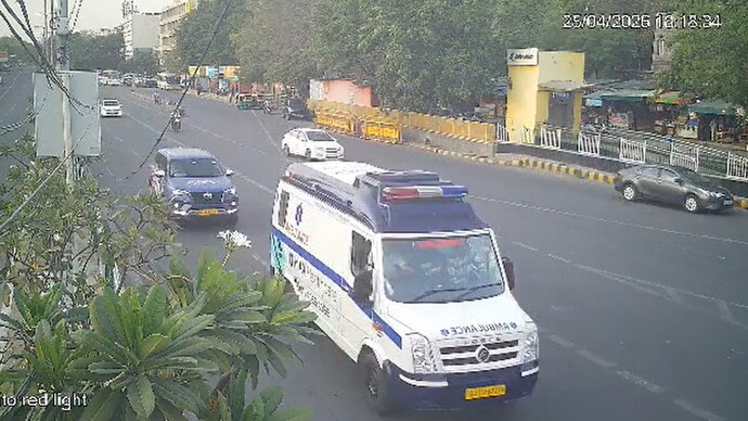 IndiaToday's tweet image. How #Delhi cops created green corridor, rushed #Ngidi to hospital in 11 mins after injury 

By @arvindojha - intdy.in/89cgzt