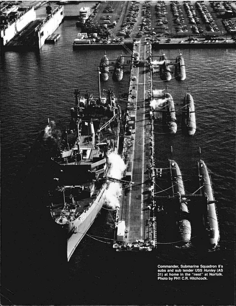 FlMichele69's tweet image. Submarine tender

#USSHunley AS31 (1962-1994)
Hunley Class

📷 Winter 1989-90 #Norfolk SUBRON Eight FBM submarines

@USNavy 🇺🇸