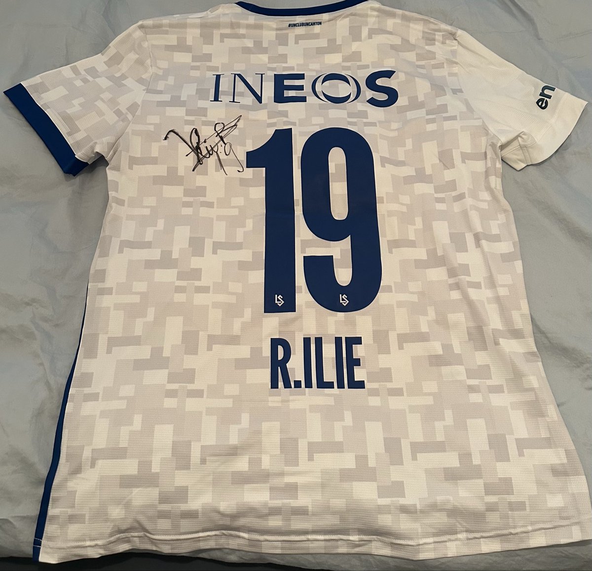 PazzaNathy3's tweet photo. @TopLu28__ Je suis pas en France mais je pense être la seule en Suisse à avoir le maillot du Lausanne-Sport floqué Rare Ilie (et signé en prime) 😁 https://t.co/NLMtp7HZYy