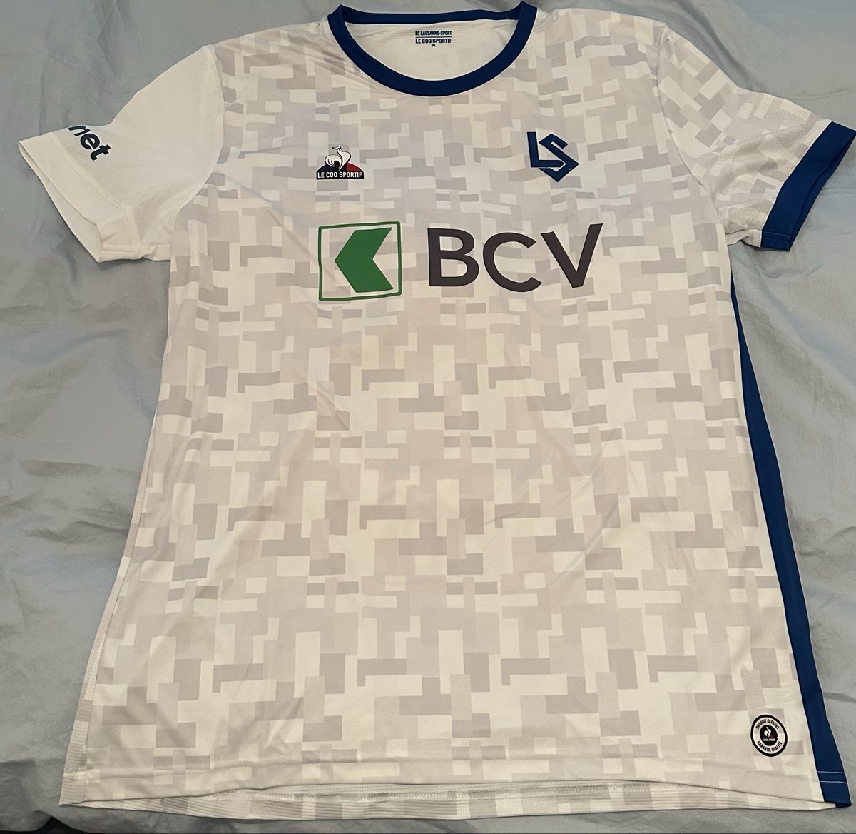 PazzaNathy3's tweet photo. @TopLu28__ Je suis pas en France mais je pense être la seule en Suisse à avoir le maillot du Lausanne-Sport floqué Rare Ilie (et signé en prime) 😁 https://t.co/NLMtp7HZYy