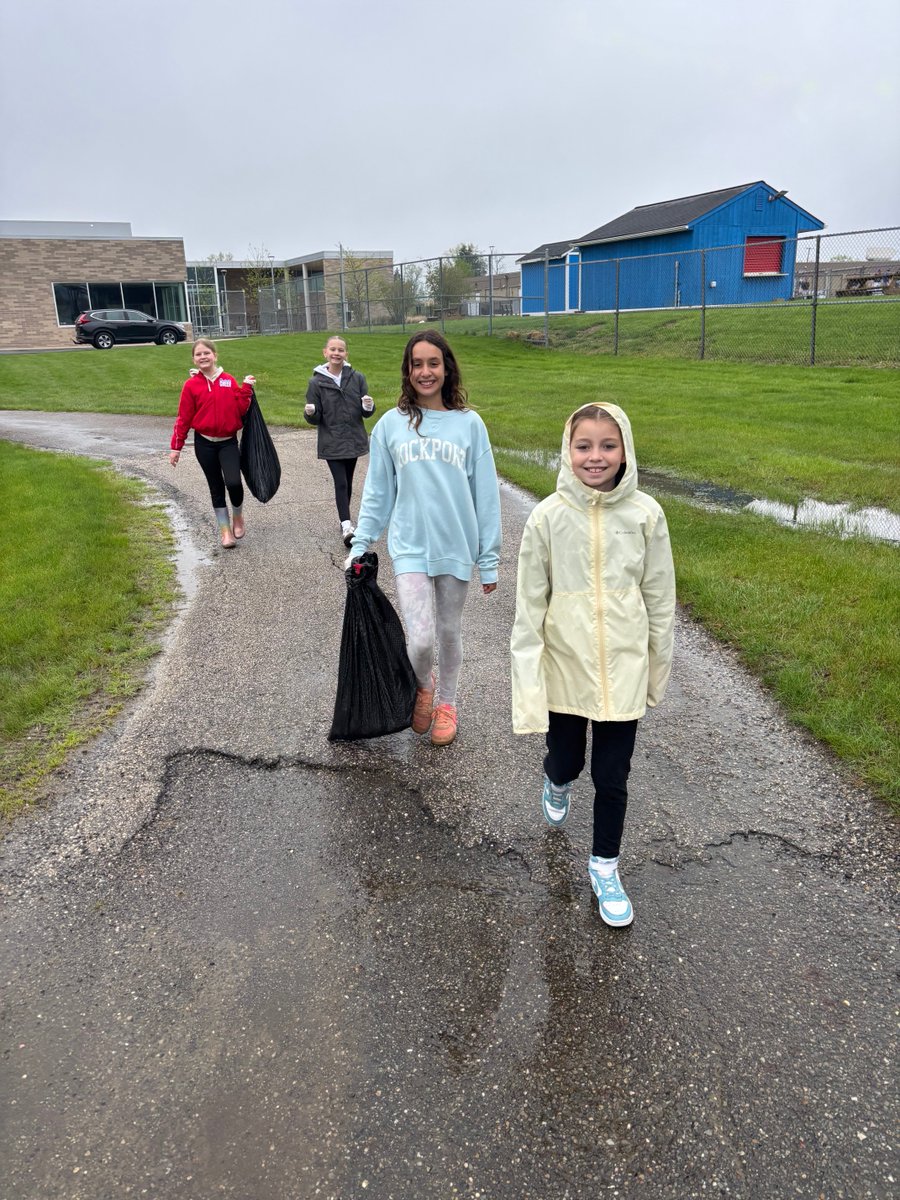 BathElementary's tweet photo. Project Pride!! Our Bath School Mission of a Minuteman club worked with Mrs. Smith and our RHS club members to clean the grounds at the football and baseball fields this morning!!! https://t.co/XVBcfoPG28